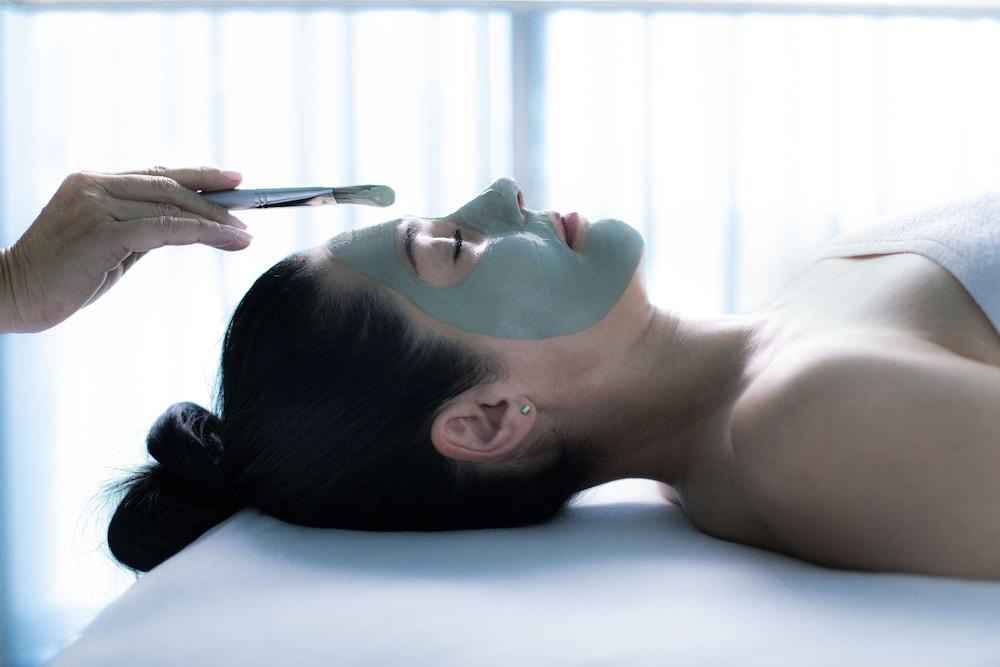 Otl Gouverneur Saguenay Exterior foto A woman with a facial mask