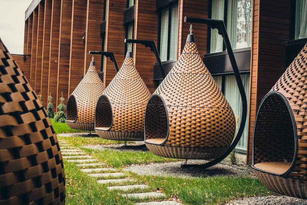 Otl Gouverneur Saguenay Exterior foto The resort's garden