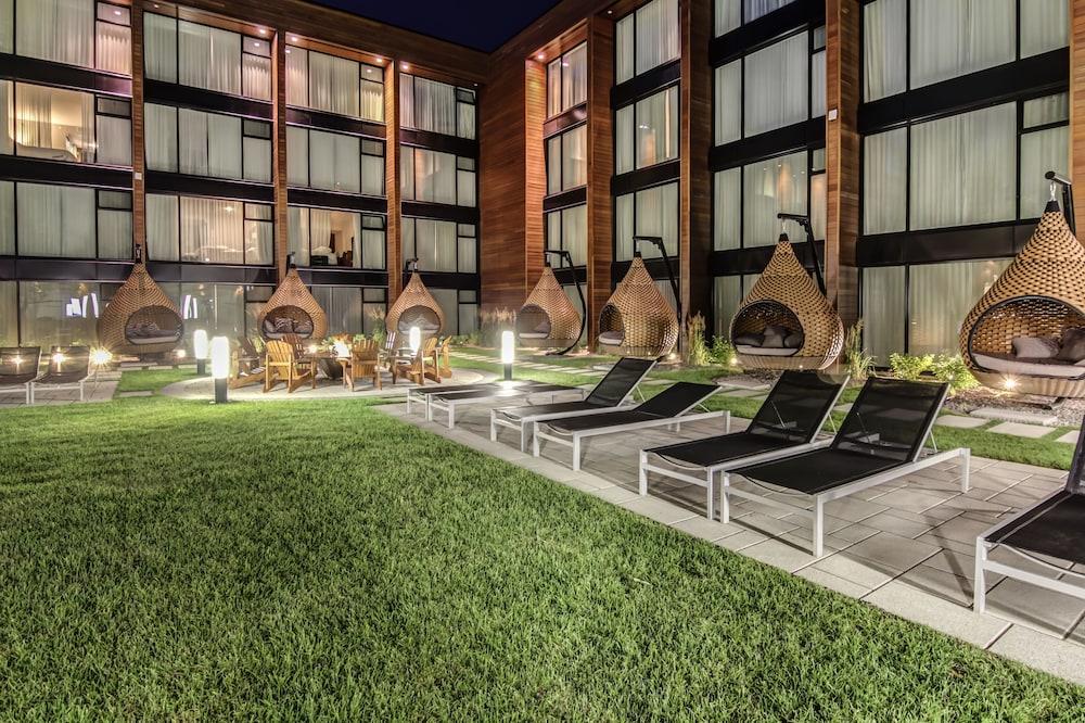 Otl Gouverneur Saguenay Exterior foto The hotel's courtyard