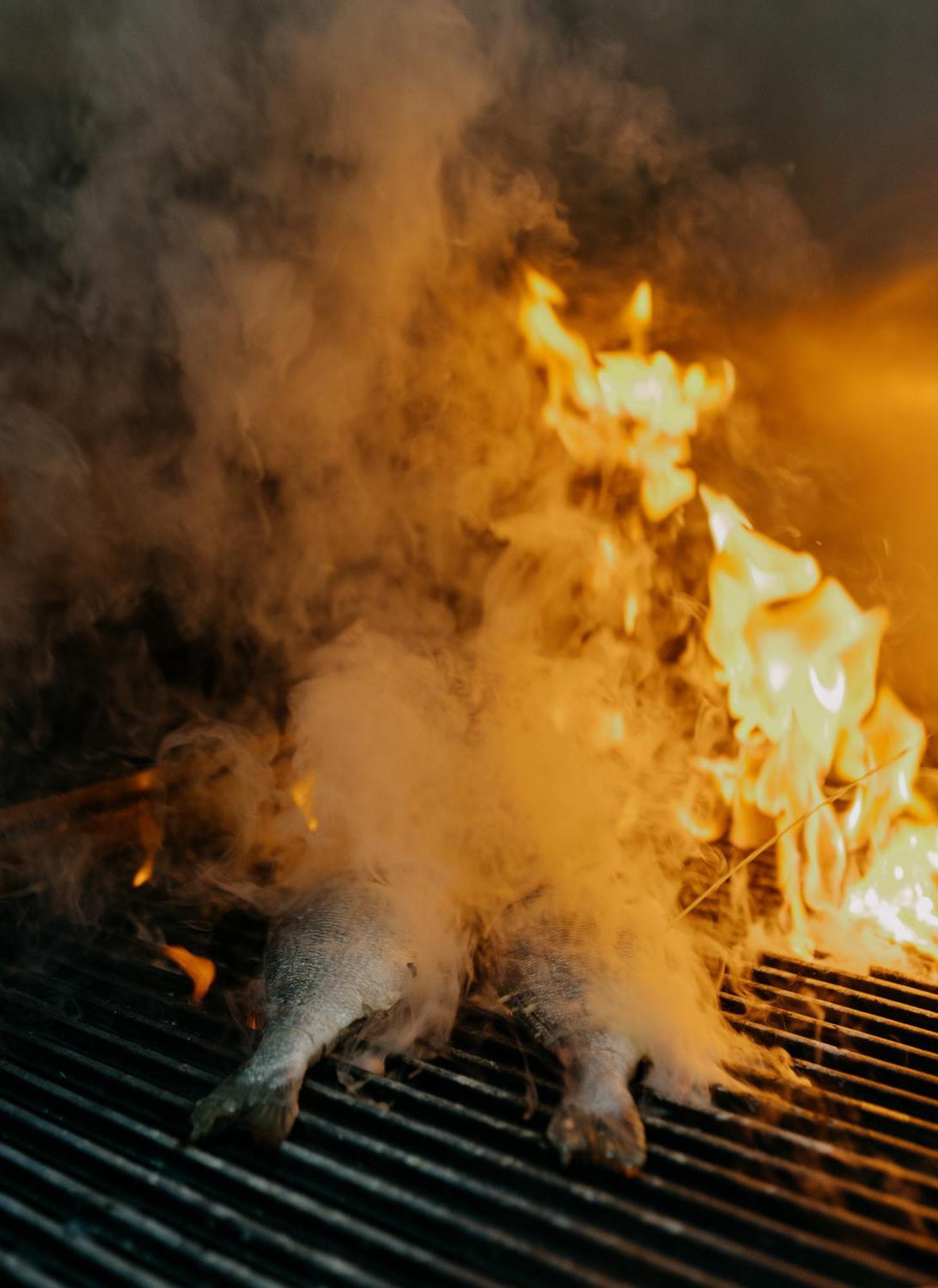Otl Gouverneur Saguenay Exterior foto A fire in progress