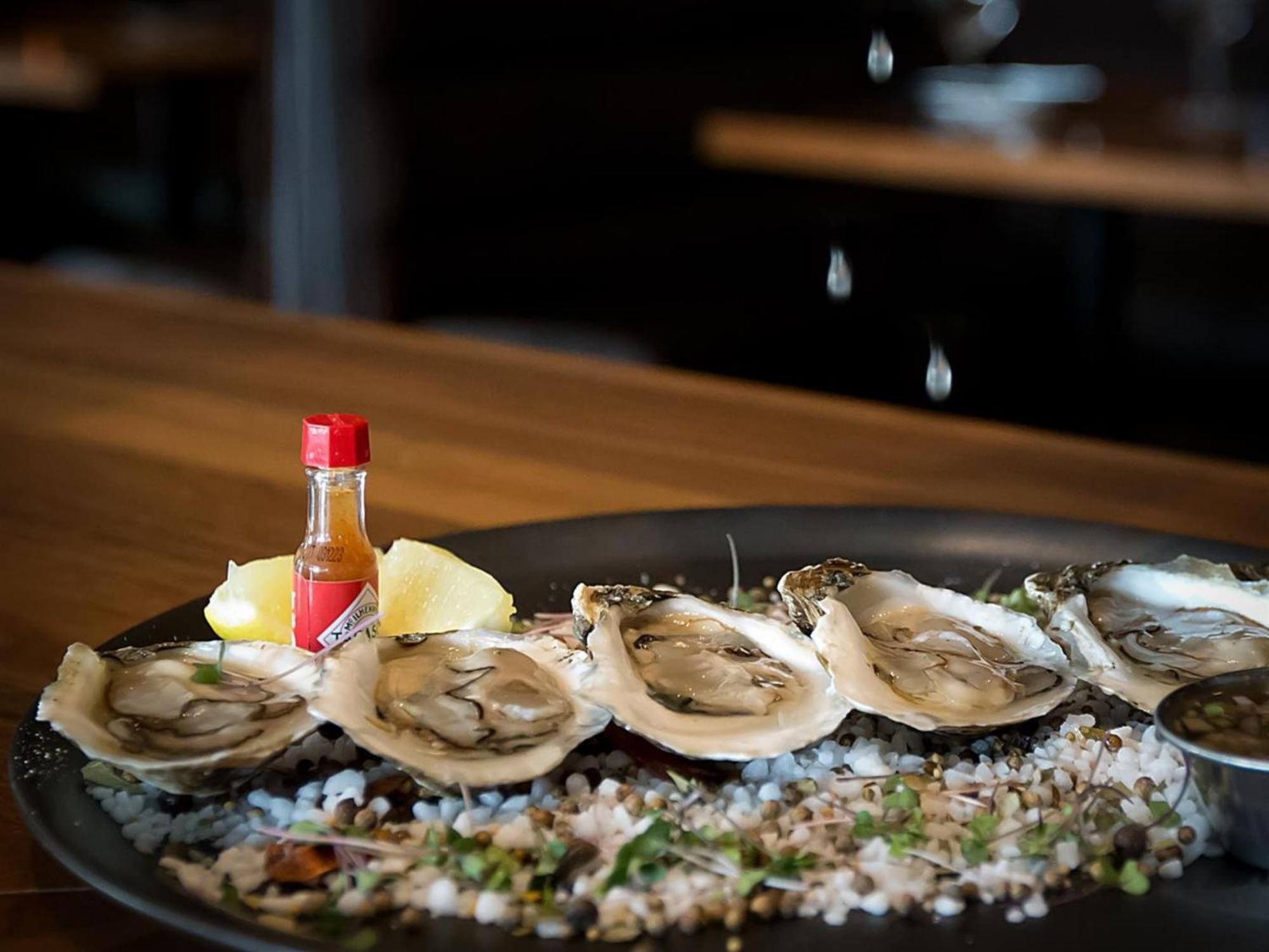 Otl Gouverneur Saguenay Exterior foto Oysters on the half shell