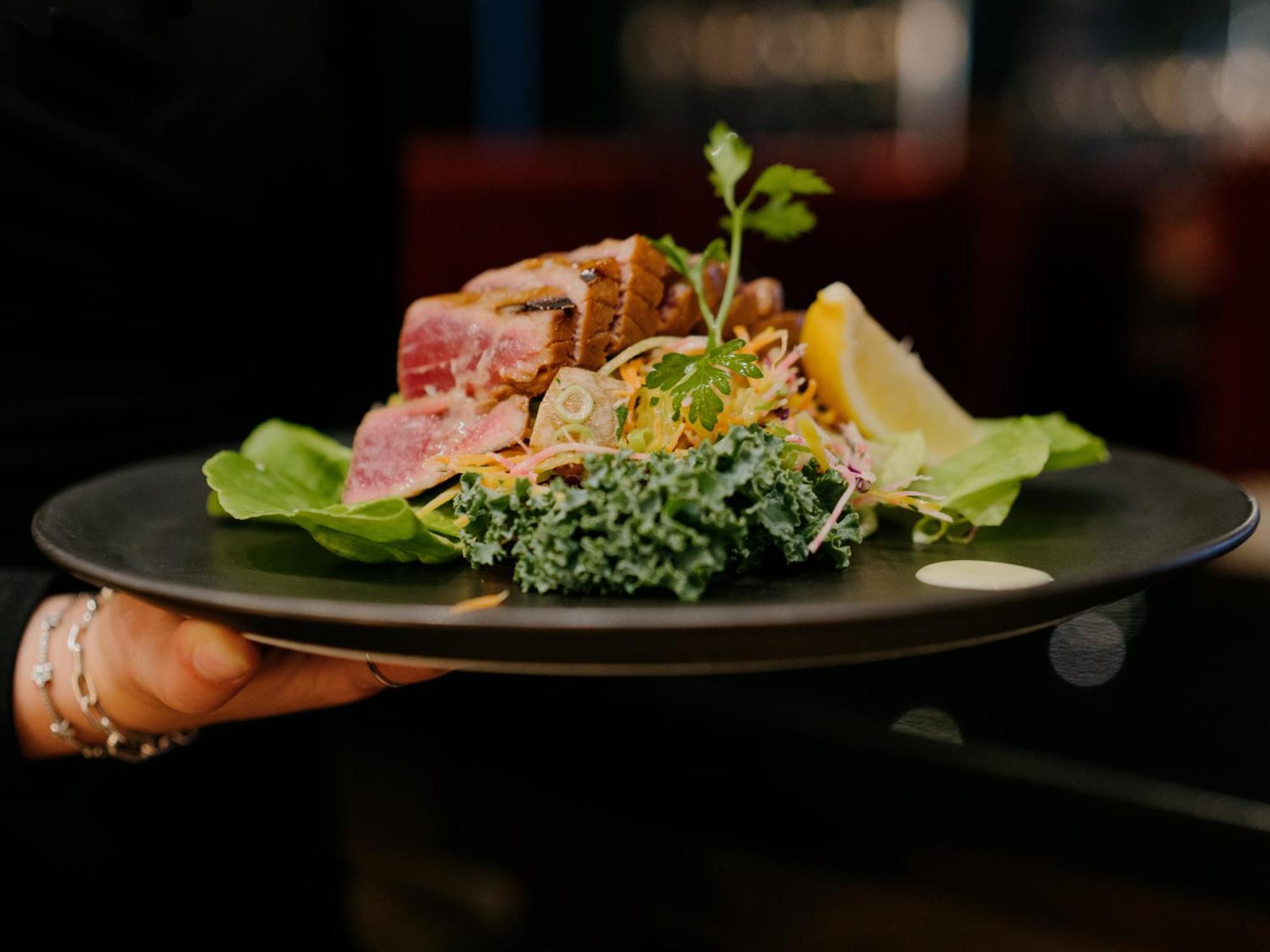Otl Gouverneur Saguenay Exterior foto A salad