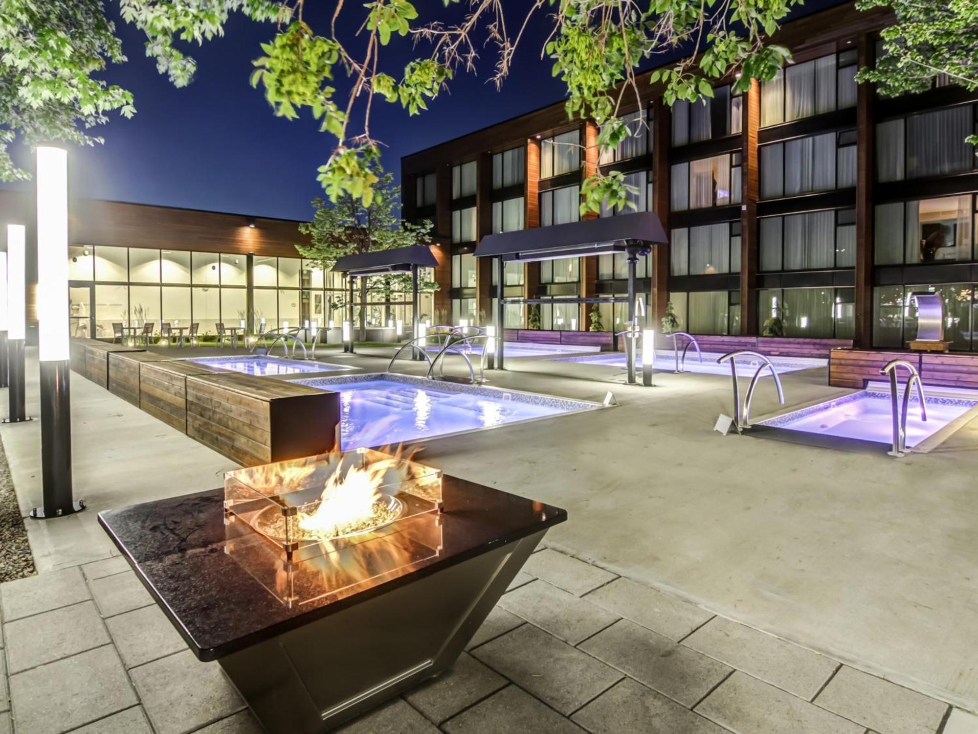 Otl Gouverneur Saguenay Exterior foto The outdoor spa at the Hotel