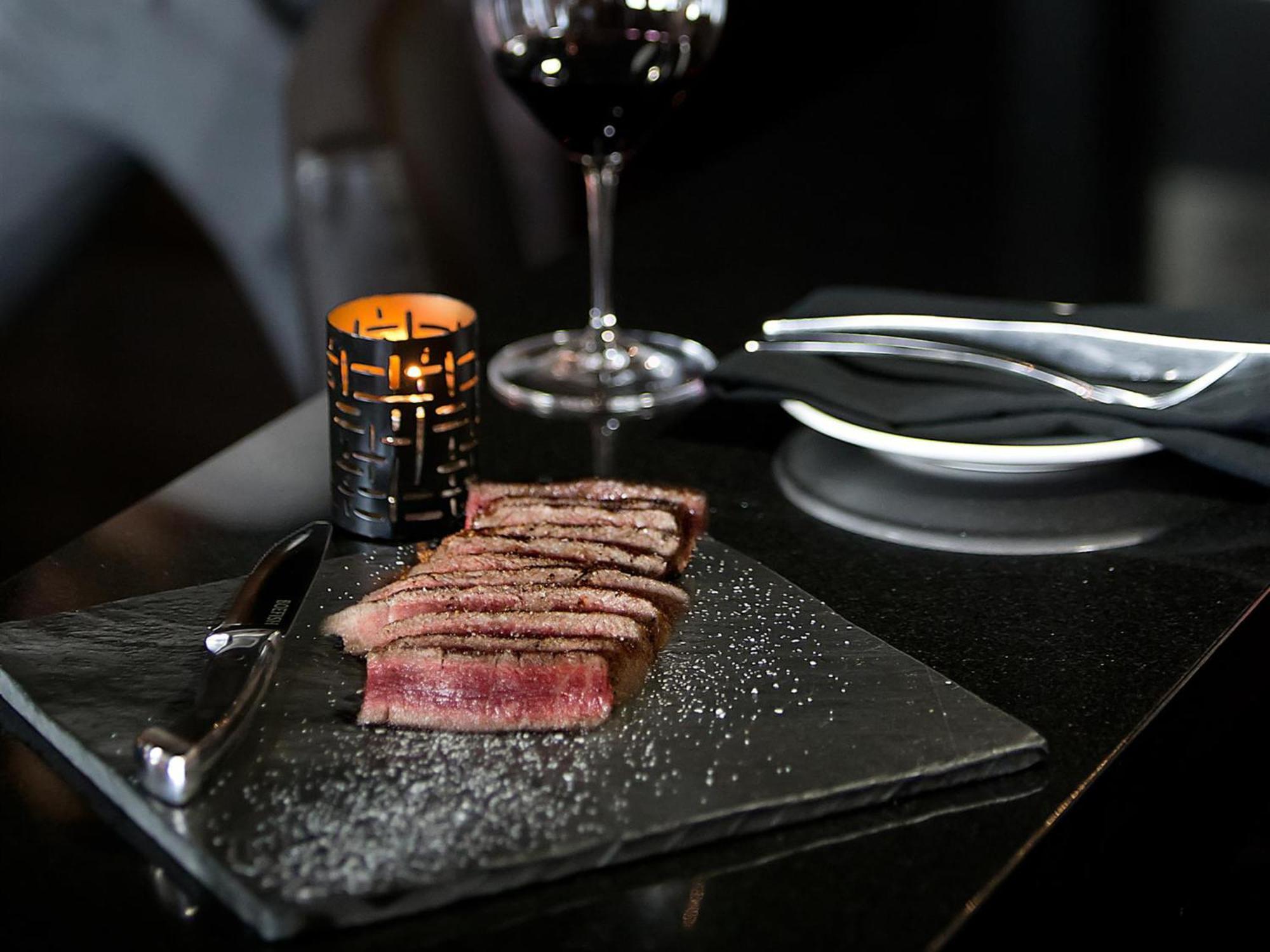Otl Gouverneur Saguenay Exterior foto A steak at the restaurant