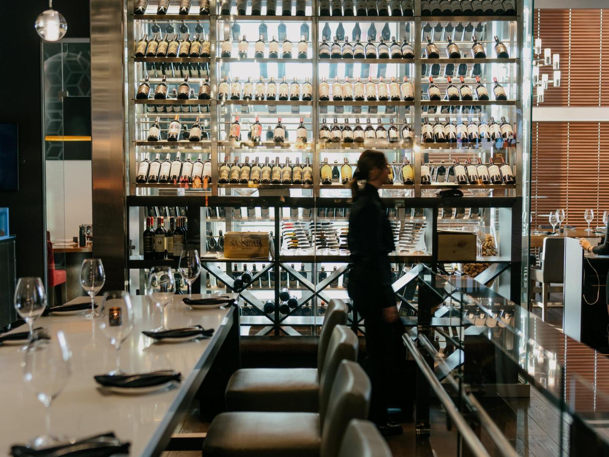 Otl Gouverneur Saguenay Exterior foto Wine bar in Tokyo