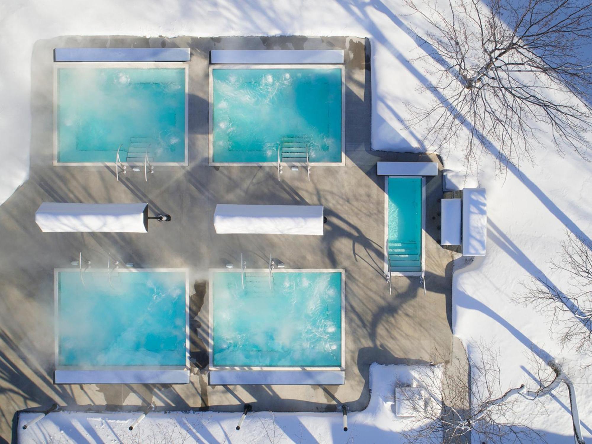 Otl Gouverneur Saguenay Exterior foto Aerial view of the pools