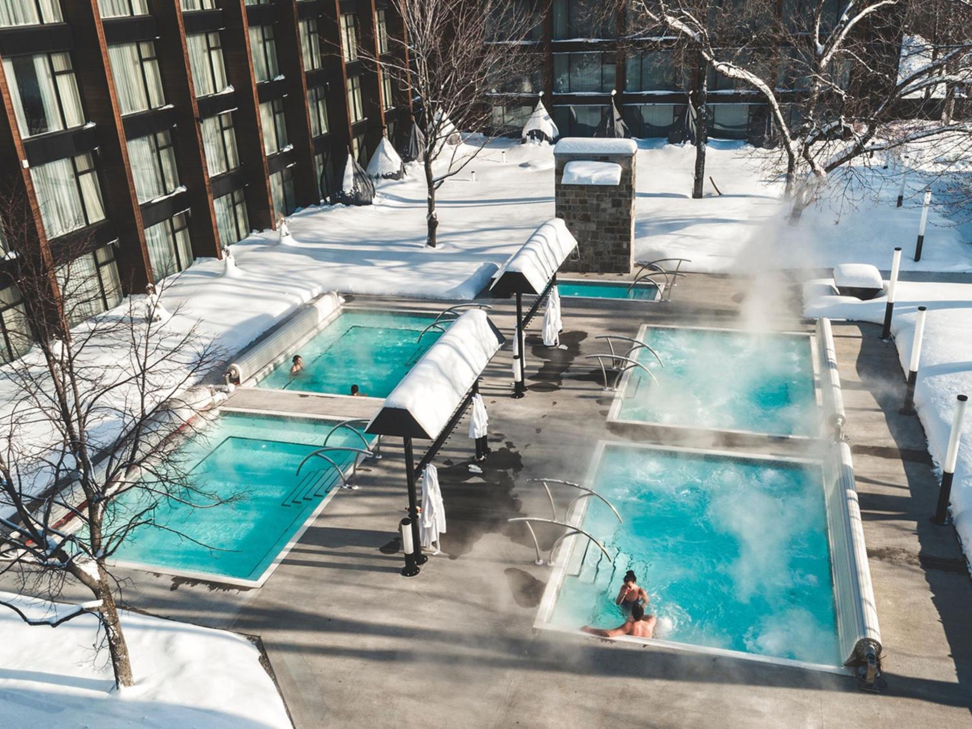 Otl Gouverneur Saguenay Exterior foto Outdoor hot springs at the Hotel Okura, Hakkōda, Sendai, Japan