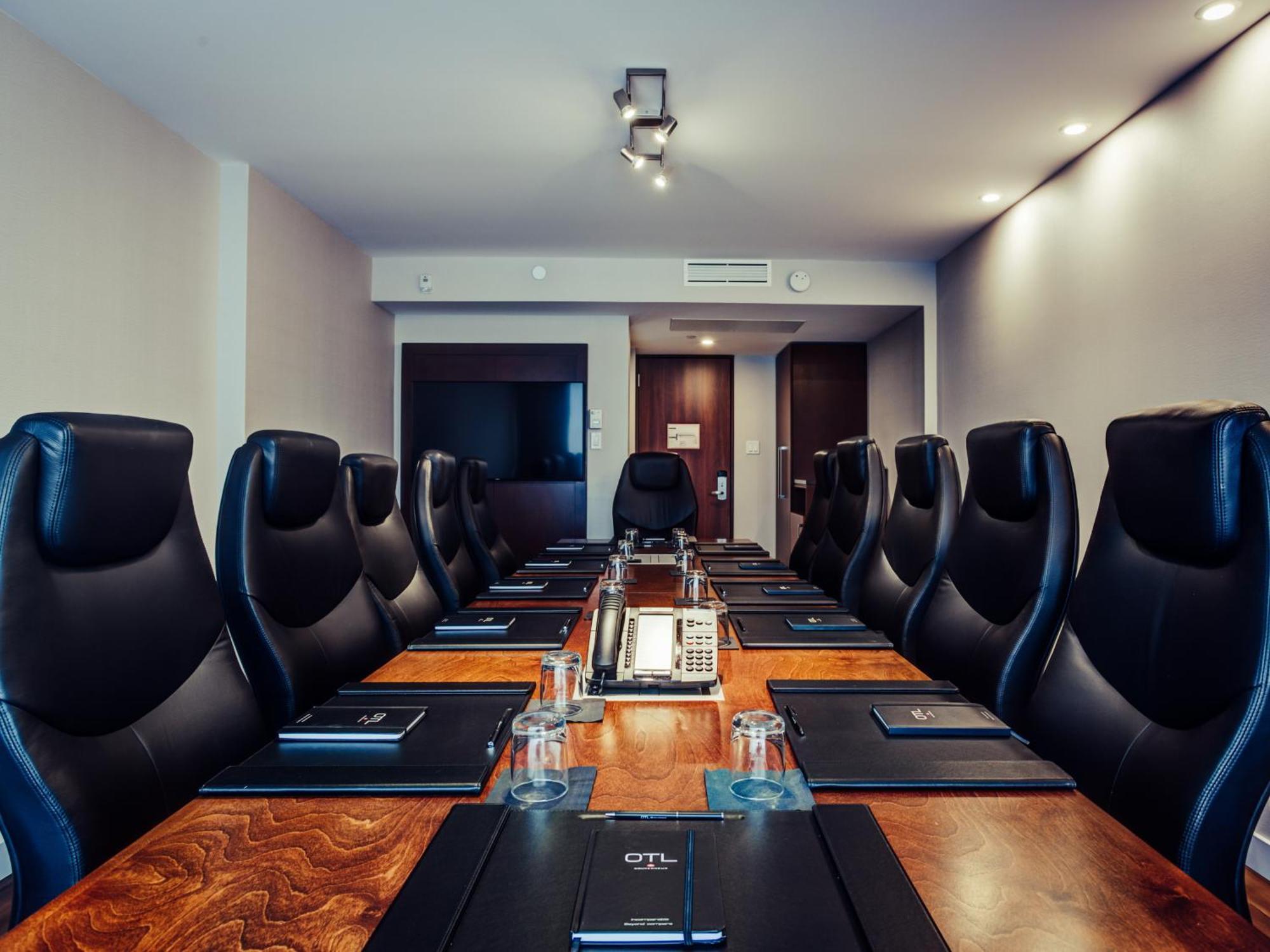 Otl Gouverneur Saguenay Exterior foto Boardroom at the OTL