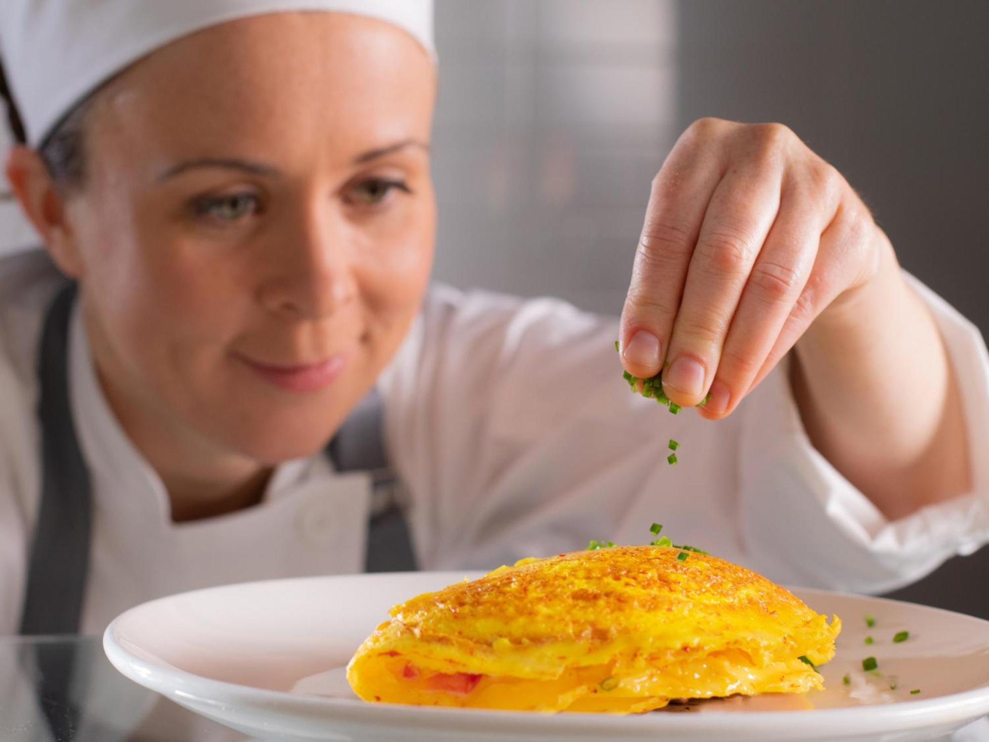 Otl Gouverneur Saguenay Exterior foto A chef seasoning a dish