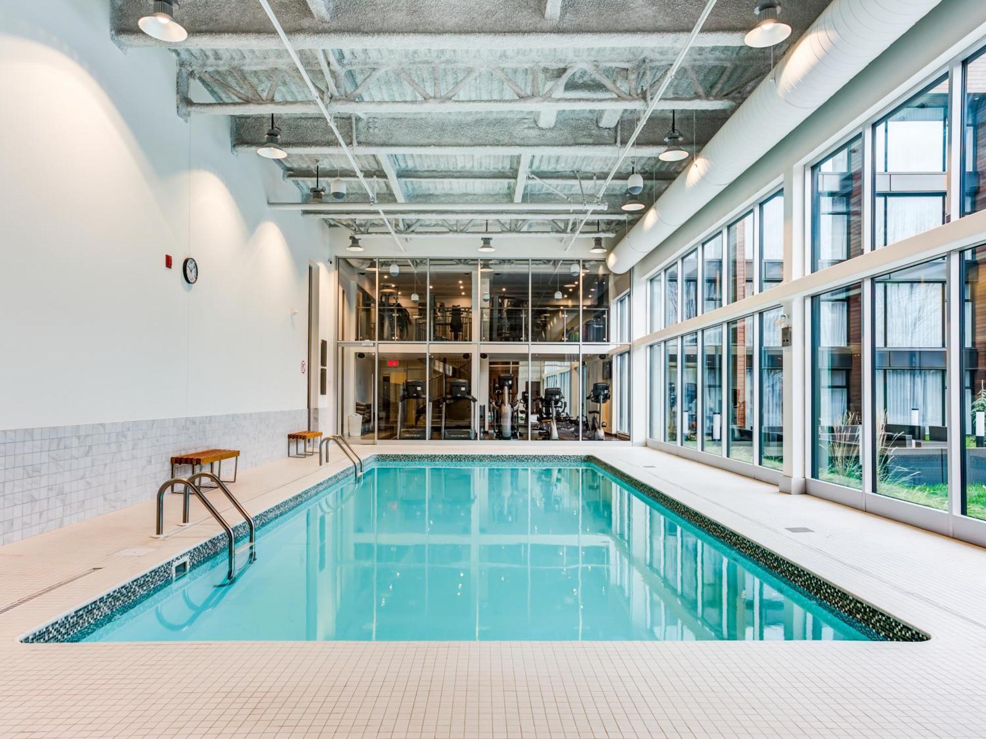 Otl Gouverneur Saguenay Exterior foto The pool at the 1000 De La Savane