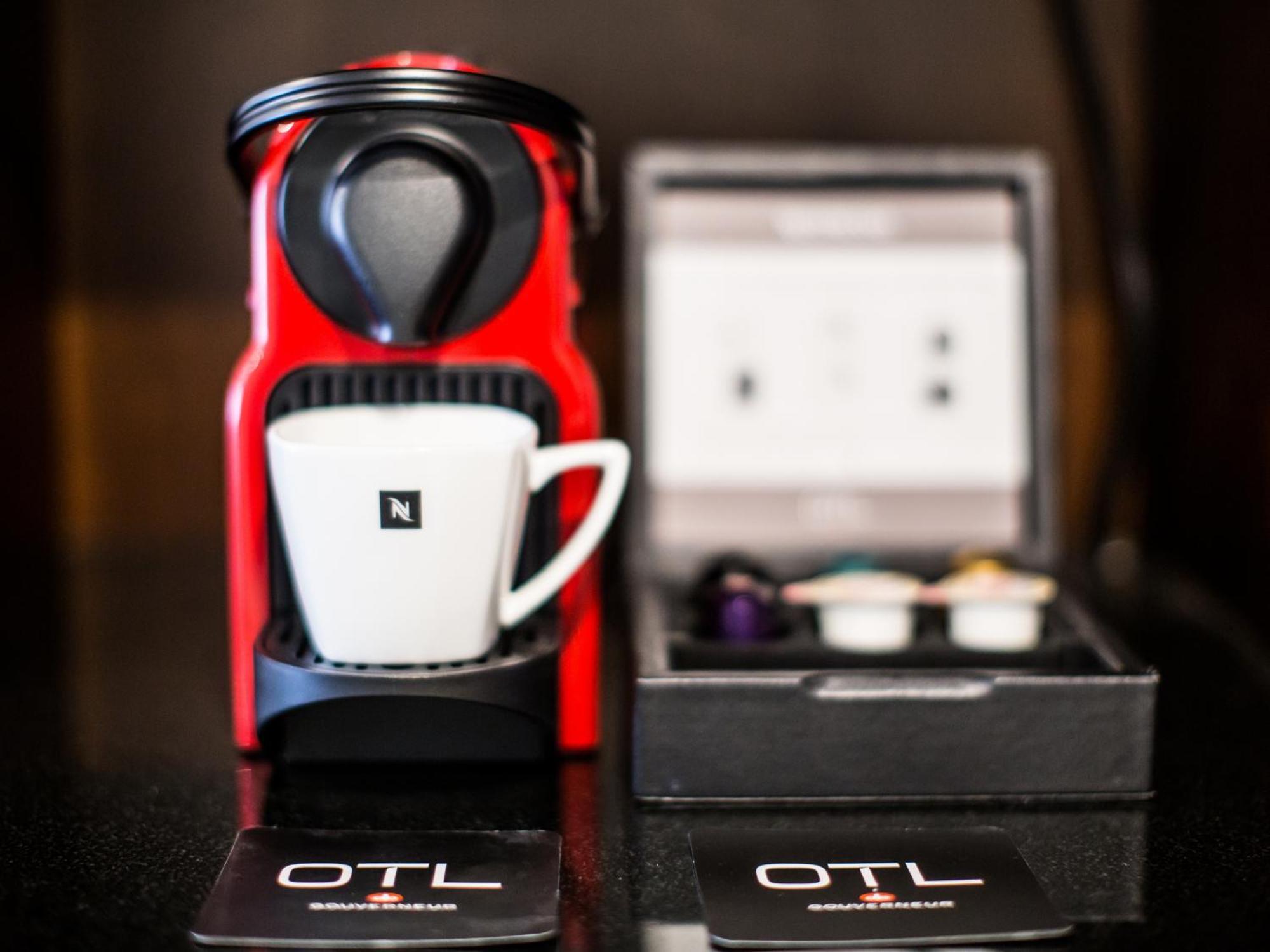Otl Gouverneur Saguenay Exterior foto A Nespresso Inissia coffee machine