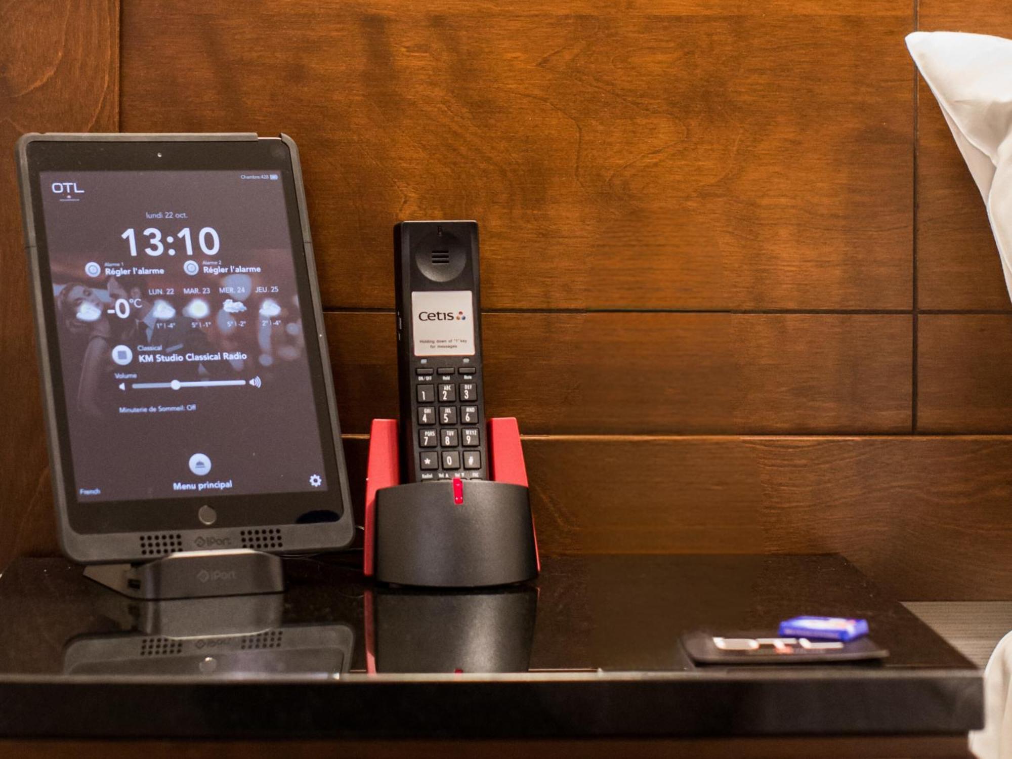 Otl Gouverneur Saguenay Exterior foto A phone and a tablet in a hotel room