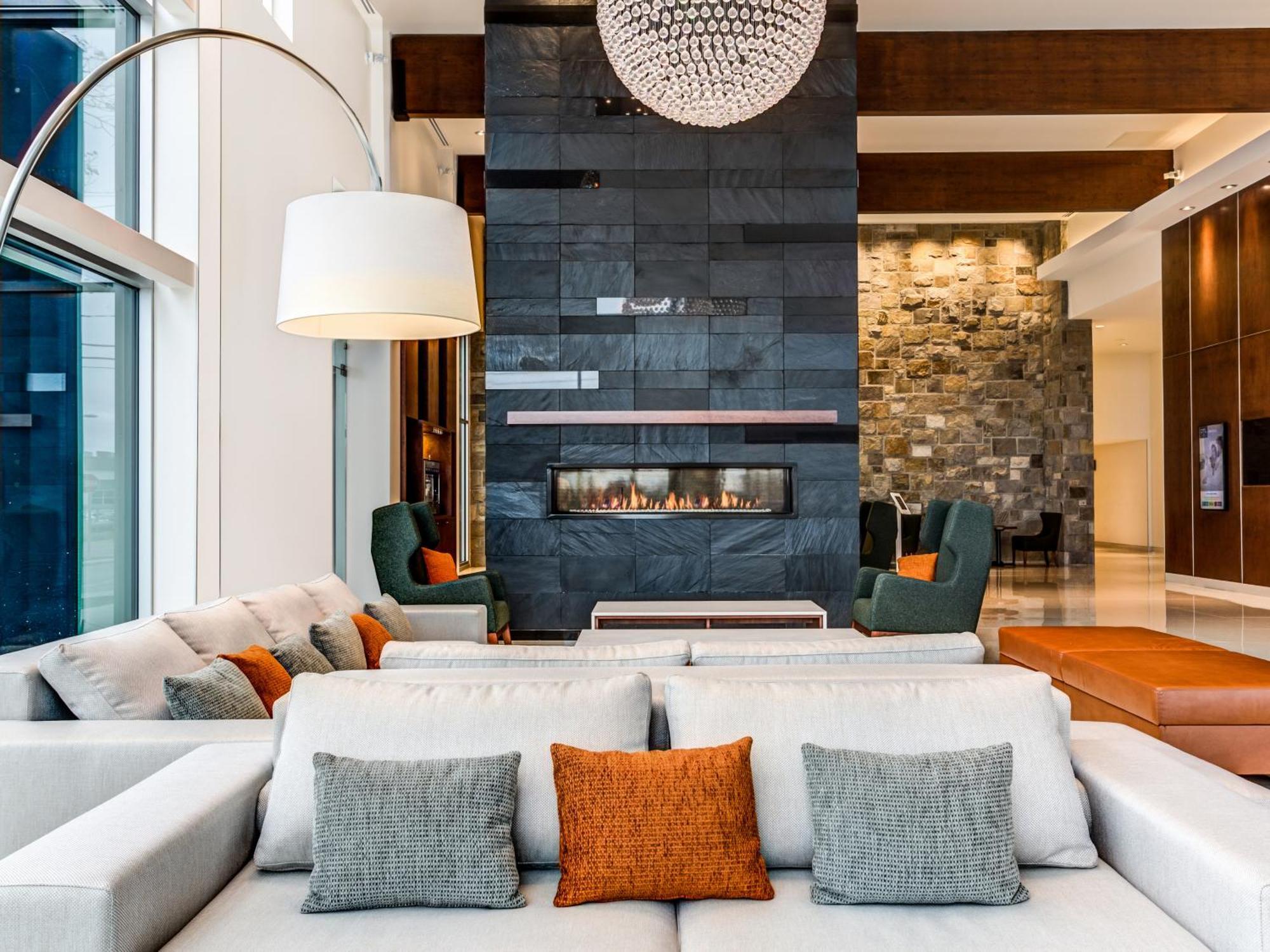 Otl Gouverneur Saguenay Exterior foto The lobby at the Hotel Arts
