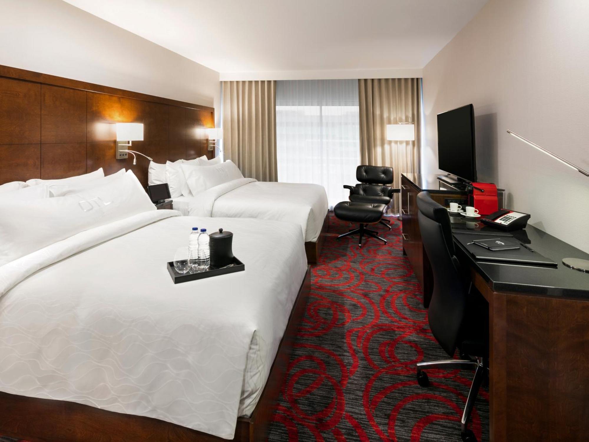 Otl Gouverneur Saguenay Exterior foto A typical guest room at the Renaissance