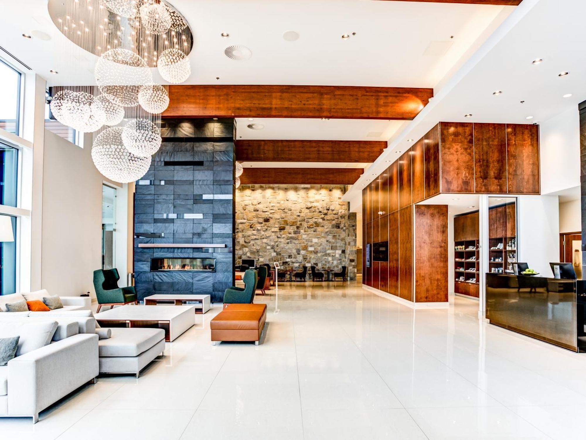 Otl Gouverneur Saguenay Exterior foto The lobby of the Ritz-Carlton, Downtown, Los Angeles