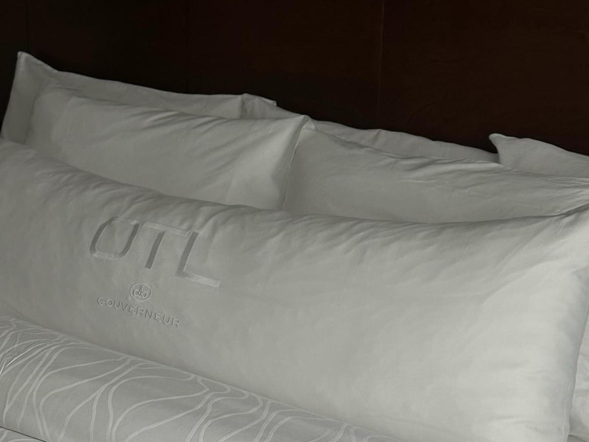 Otl Gouverneur Saguenay Exterior foto A pillowcase