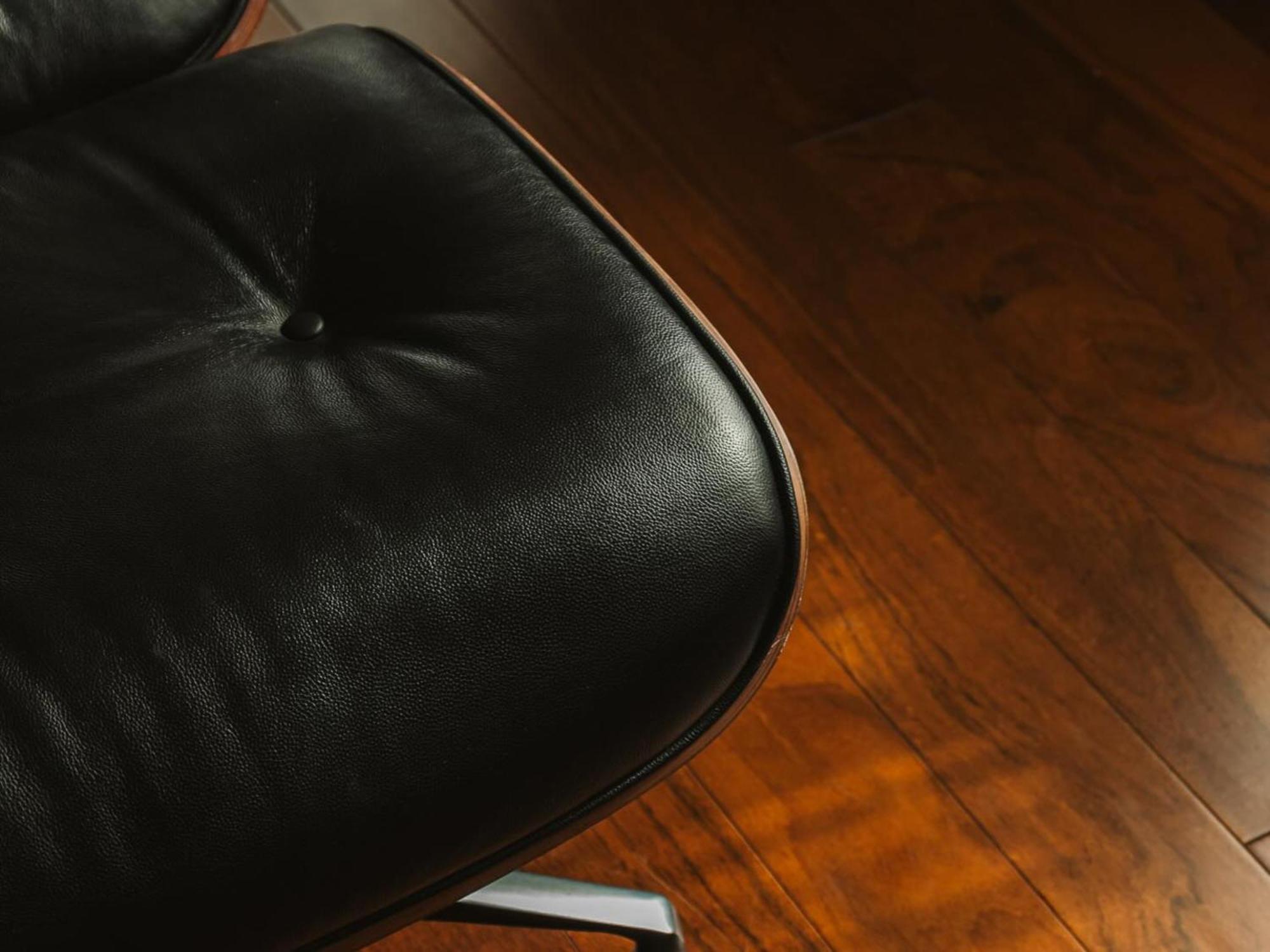 Otl Gouverneur Saguenay Exterior foto Detail of the chair