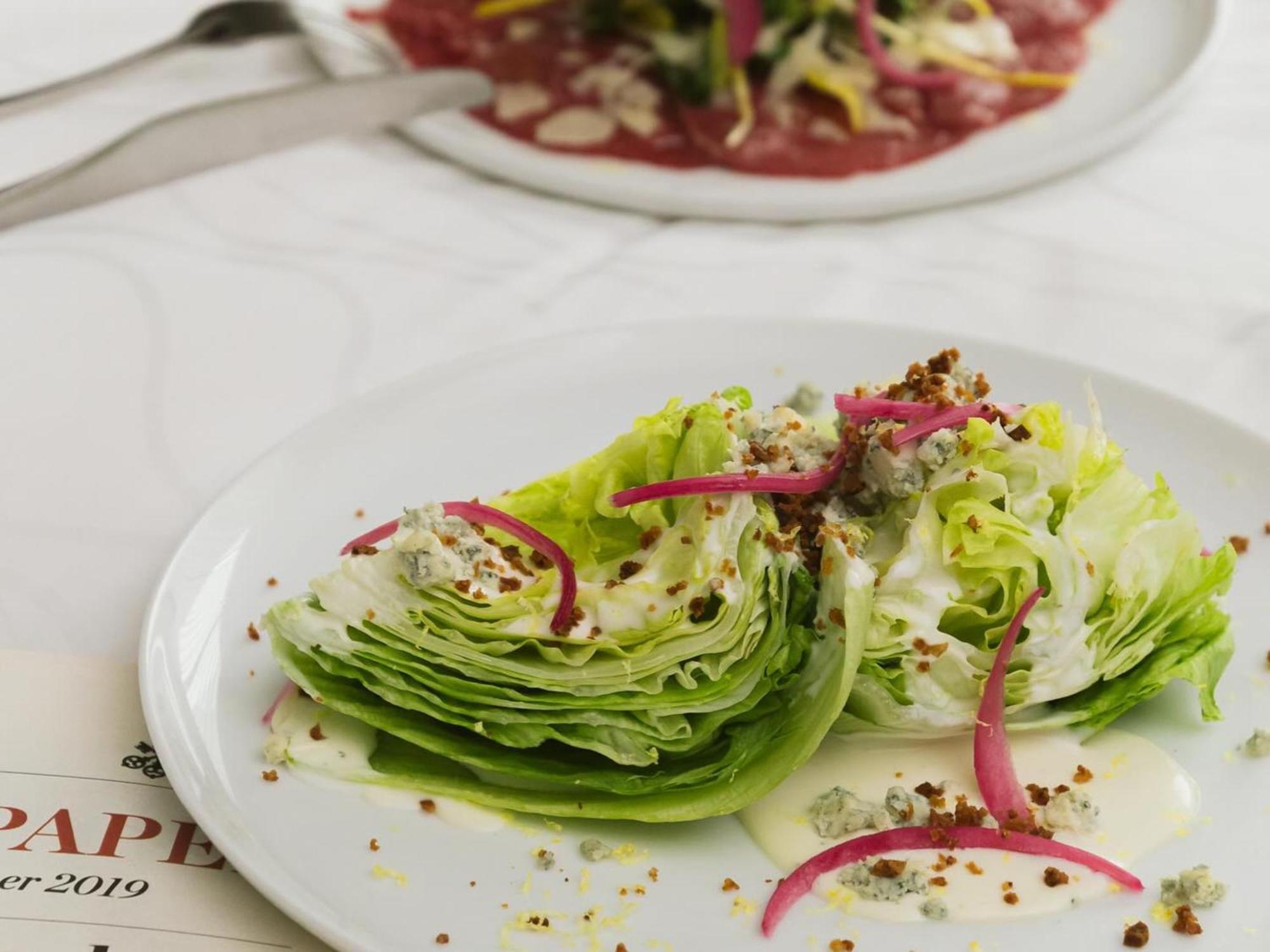 Otl Gouverneur Saguenay Exterior foto A wedge salad