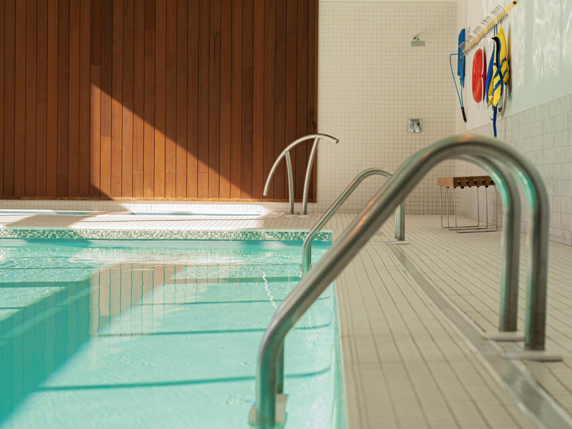 Otl Gouverneur Saguenay Exterior foto The swimming pool at the hotel