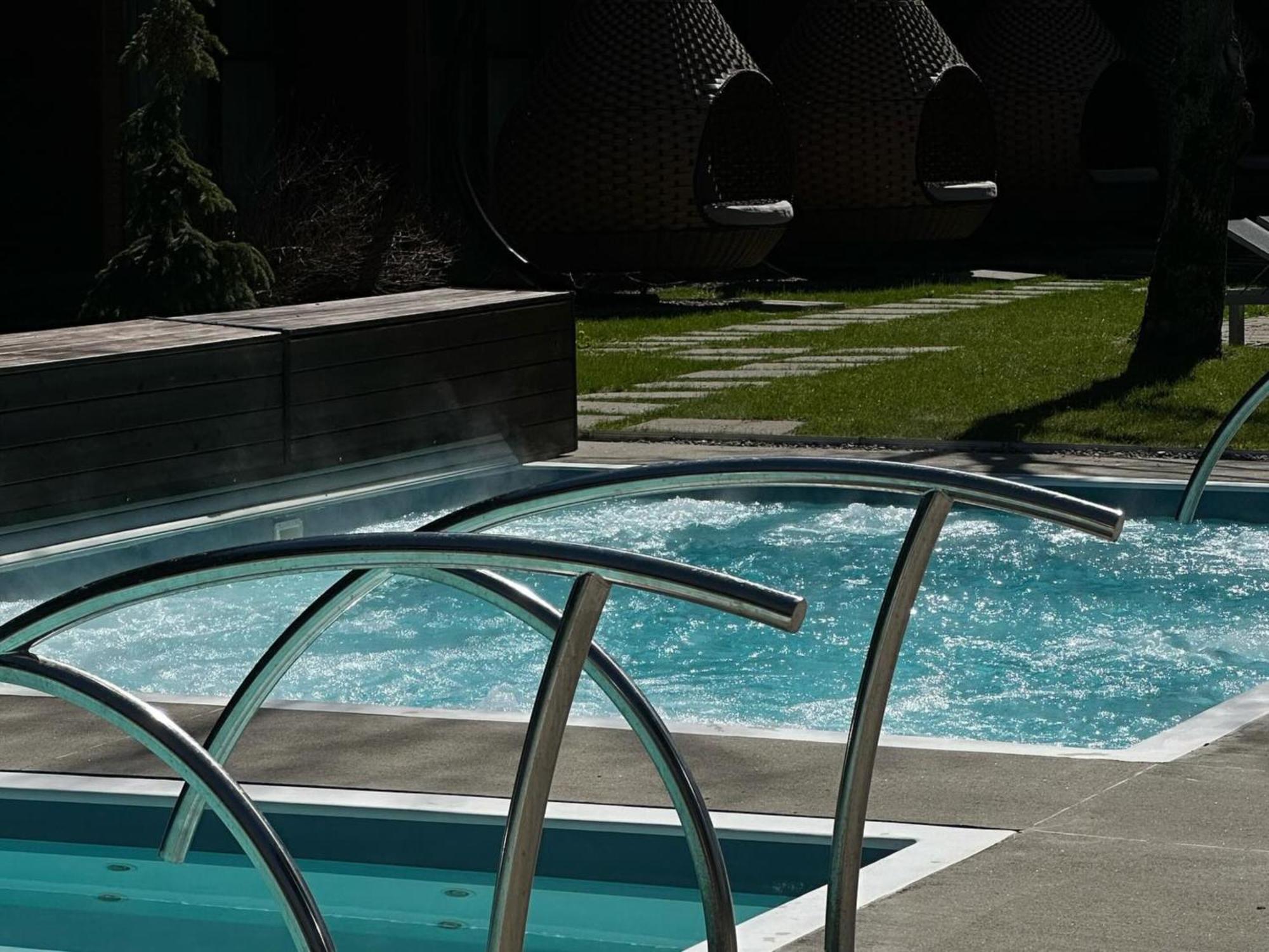 Otl Gouverneur Saguenay Exterior foto A pool enclosure
