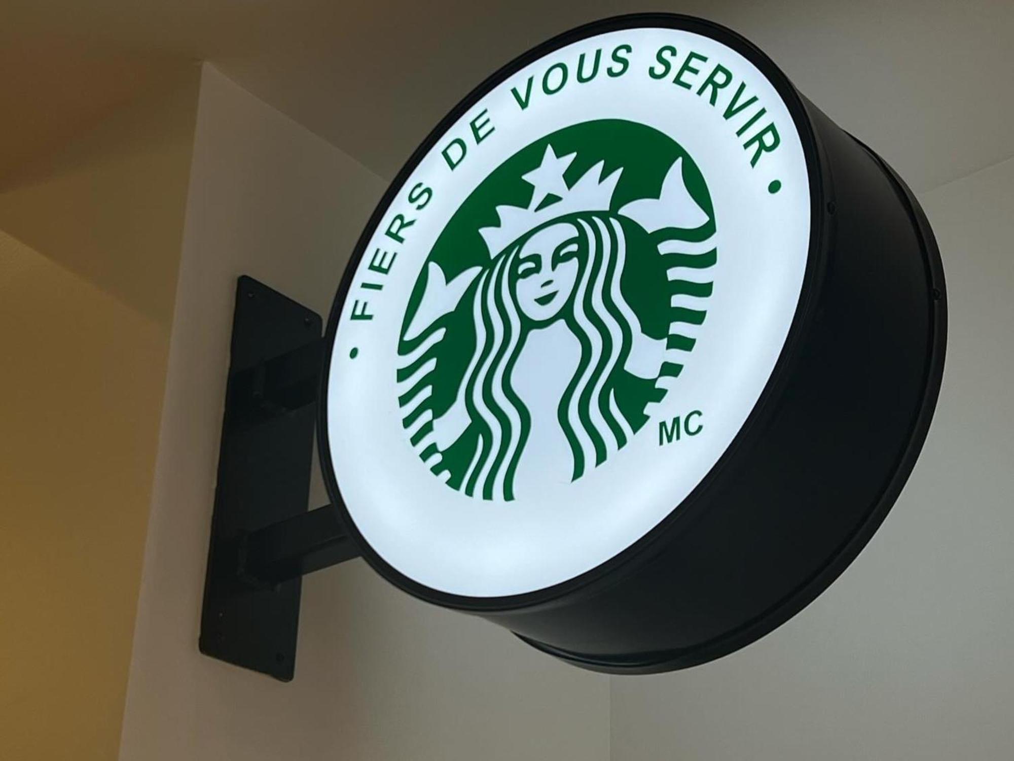 Otl Gouverneur Saguenay Exterior foto Starbucks in Paris
