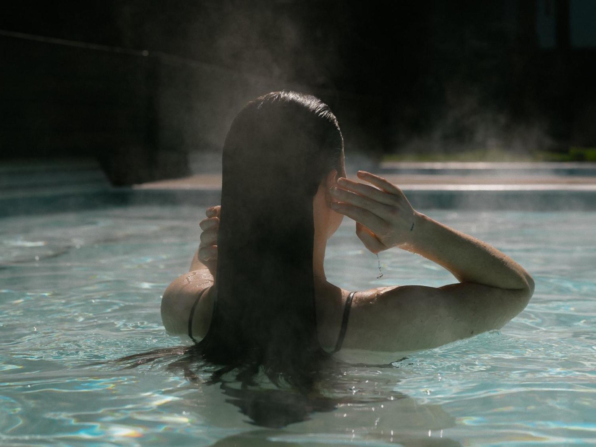 Otl Gouverneur Saguenay Exterior foto A woman bathing in a hot spring